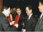 原陜西省省長袁純清為吳秦頒發(fā)“世界華商領(lǐng)袖功勛獎”